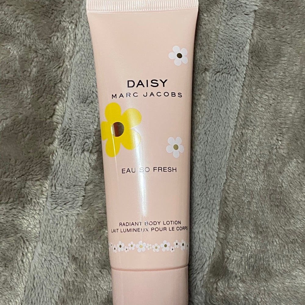 Daisy Marc Jacobs radiant body lotion